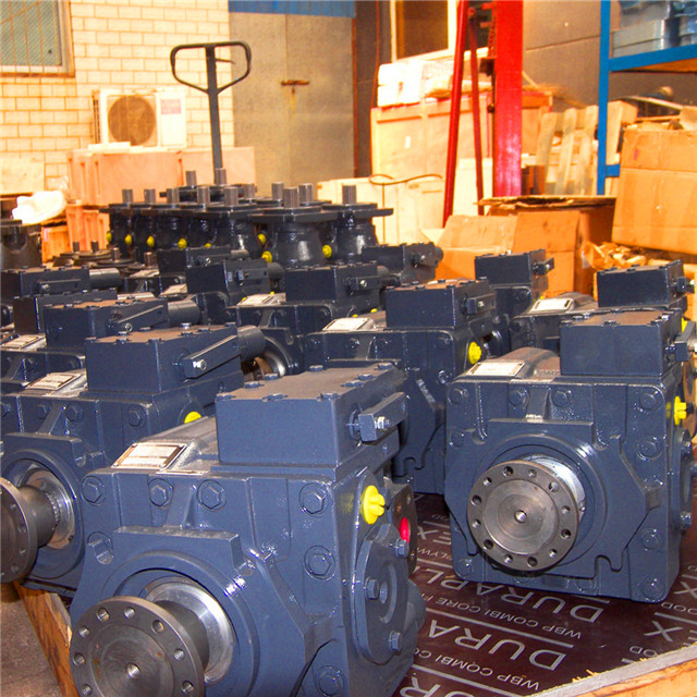 Cotton harvester hydraulic pump motor