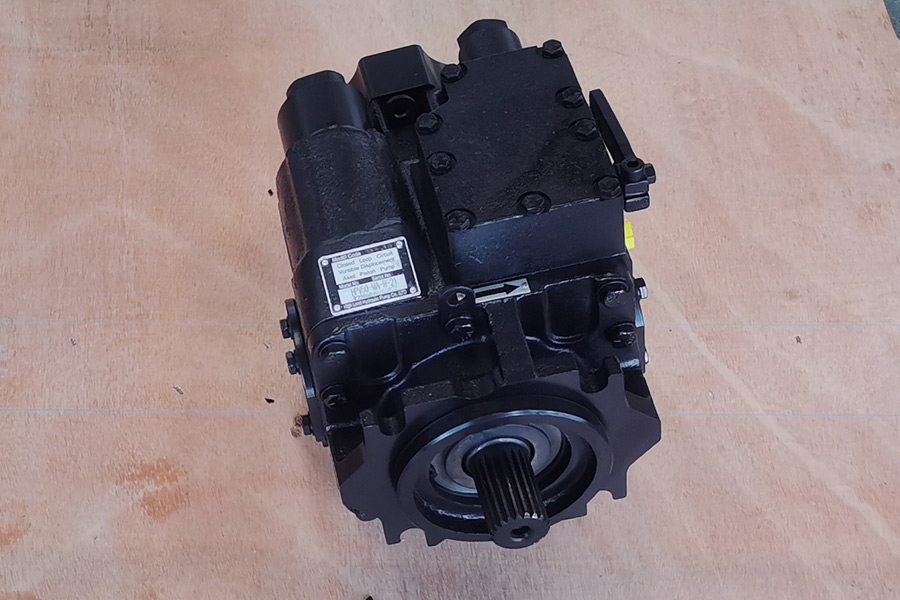 Snow plow axial piston pump